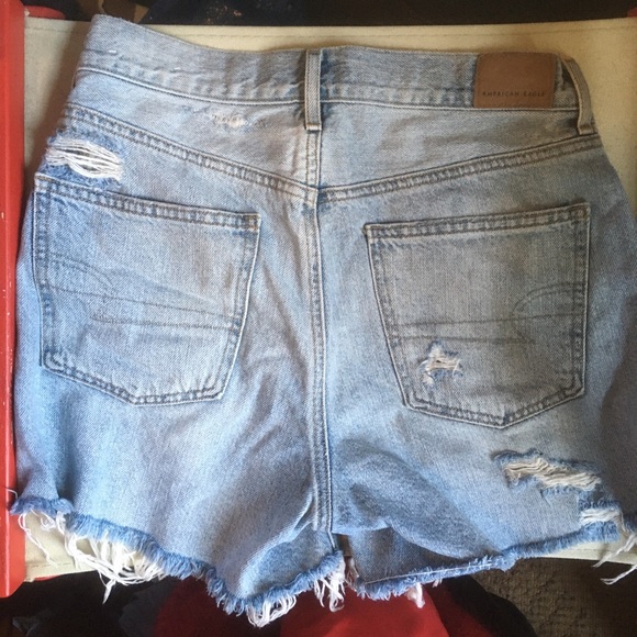 American Eagle 90s boyfriend short, light wash distressed - Picture 2 of 4